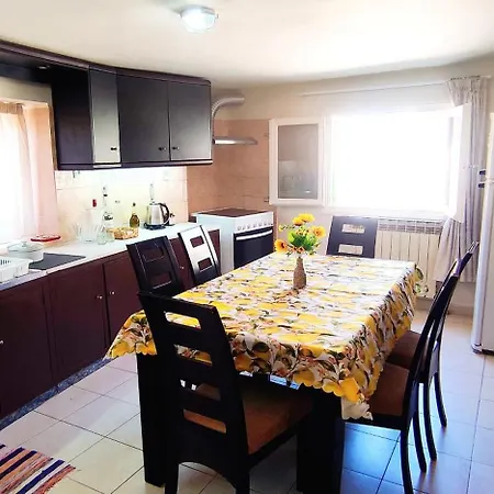 Regina House בית נופש Metaxáta